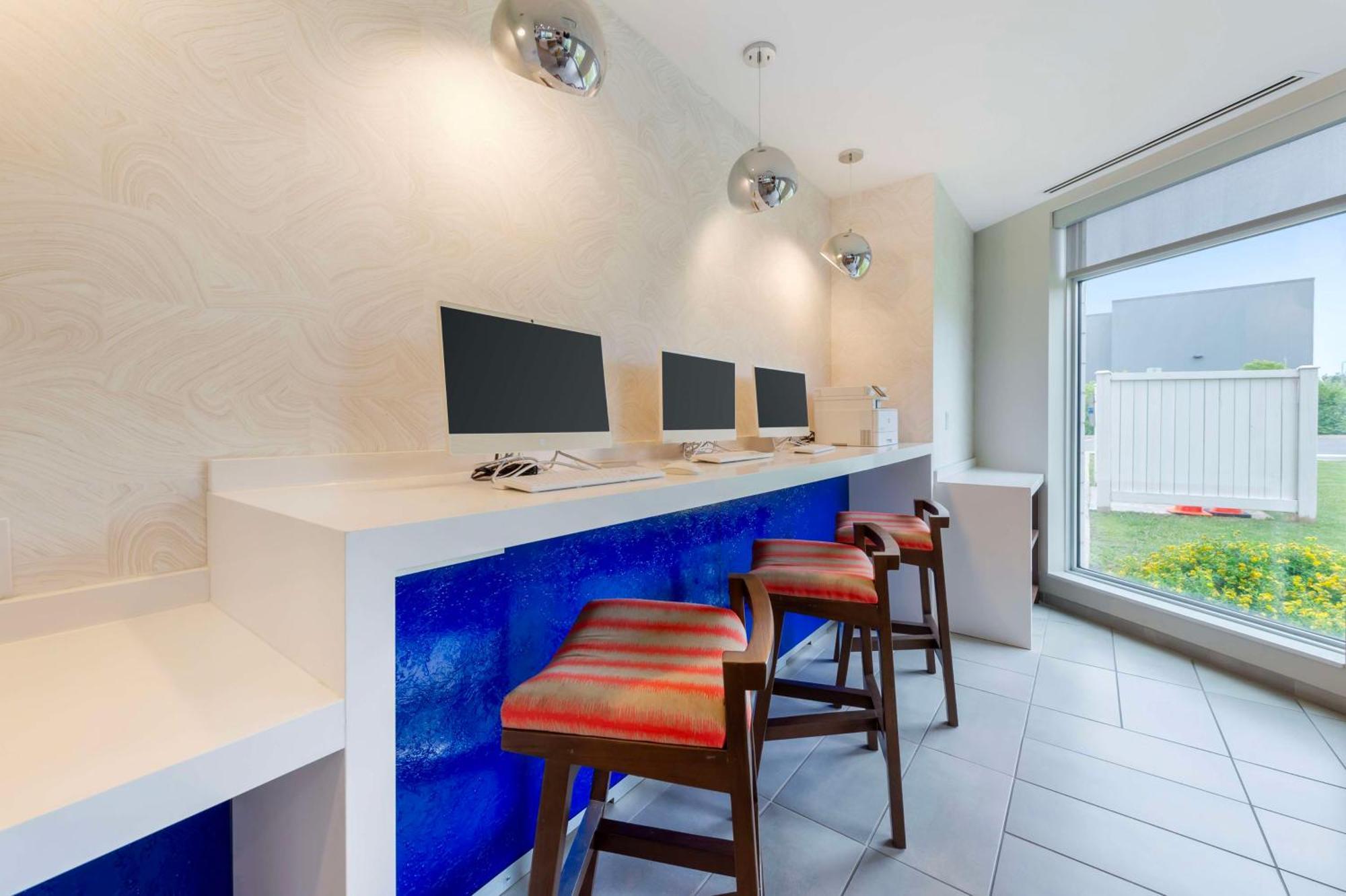 Glo Best Western Kanata Ottawa West Exterior photo